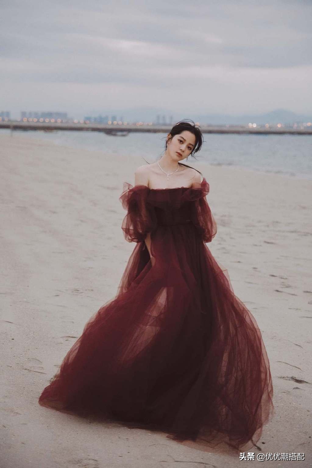 欧阳娜娜浅粉色,欧阳娜娜黑色深v字法式裙子