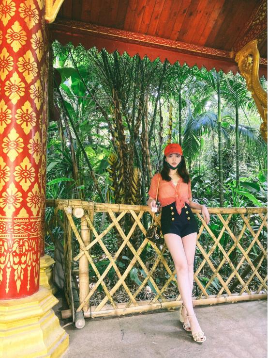 彭小苒红衣服搭配,彭小苒穿搭点评