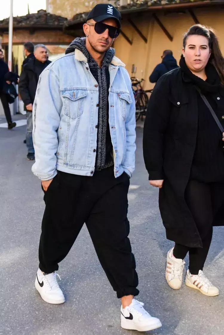 运动裤的多种穿搭方式,男生灰色运动裤怎么穿搭