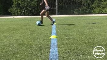 足球教学4种花式实用过人,足球发边球动作教学