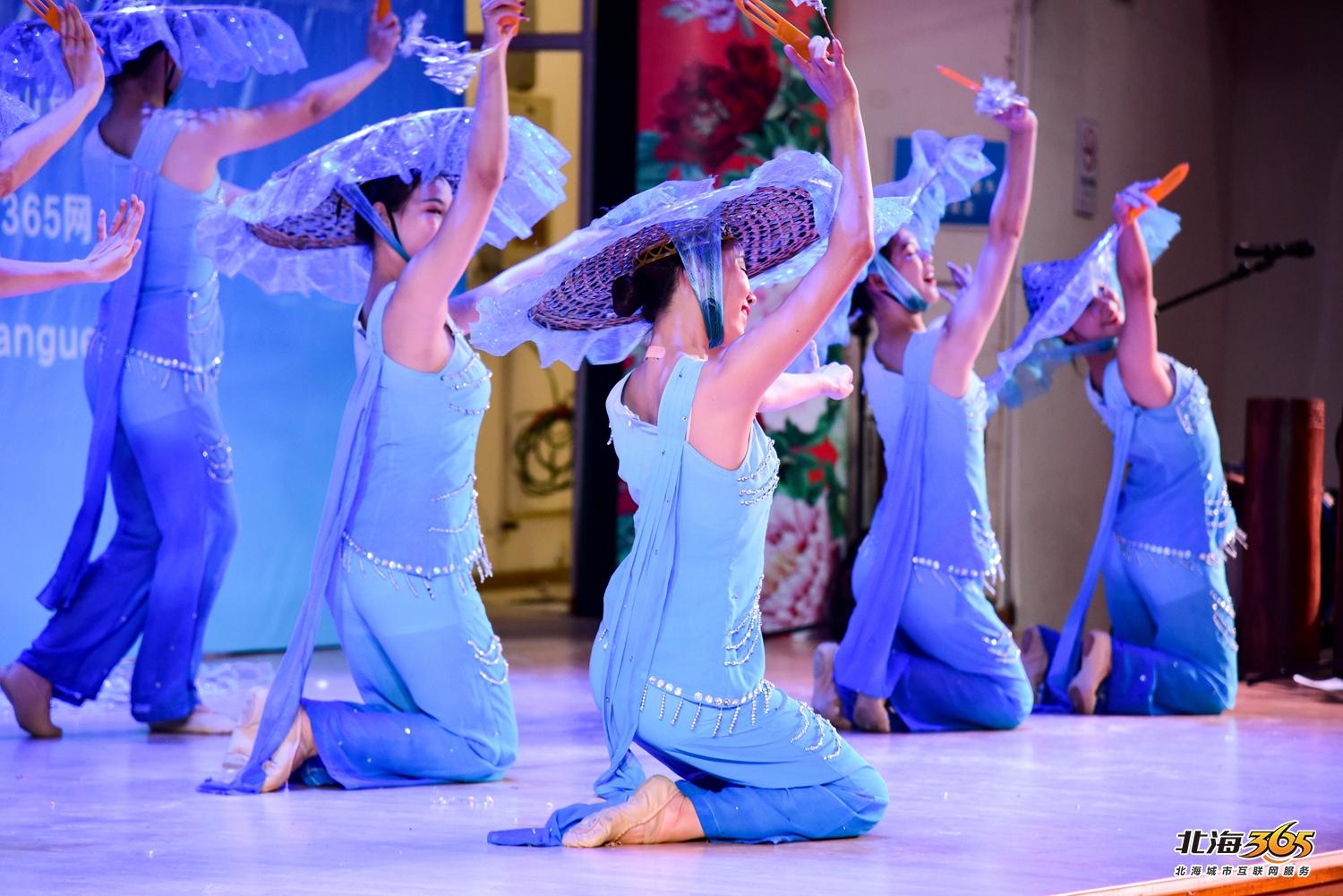 我在北海图书馆拍了一场特别的晚会，观众情不自禁跟着节奏动起来