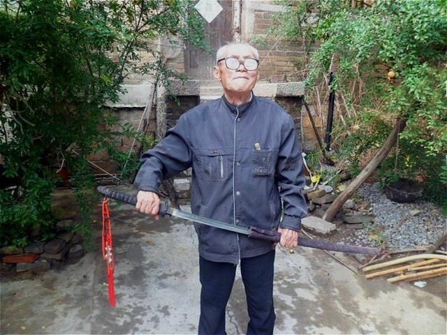 日本商人三千万只为购买一把刀,抗战老人直接拒绝:国耻不能忘