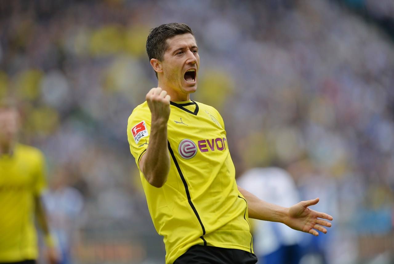 “欲追梅罗，先平莱万”，当今足坛第一中锋，锋线球员的模板