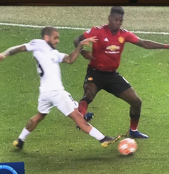 博格巴曼联被踢,博格巴跑动中差点摔倒