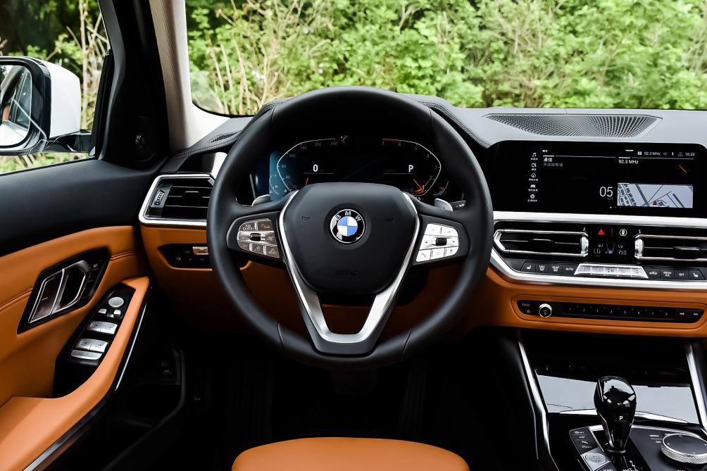 3系宝马和奥迪a4l哪个更值得选,试驾宝马3系二手车