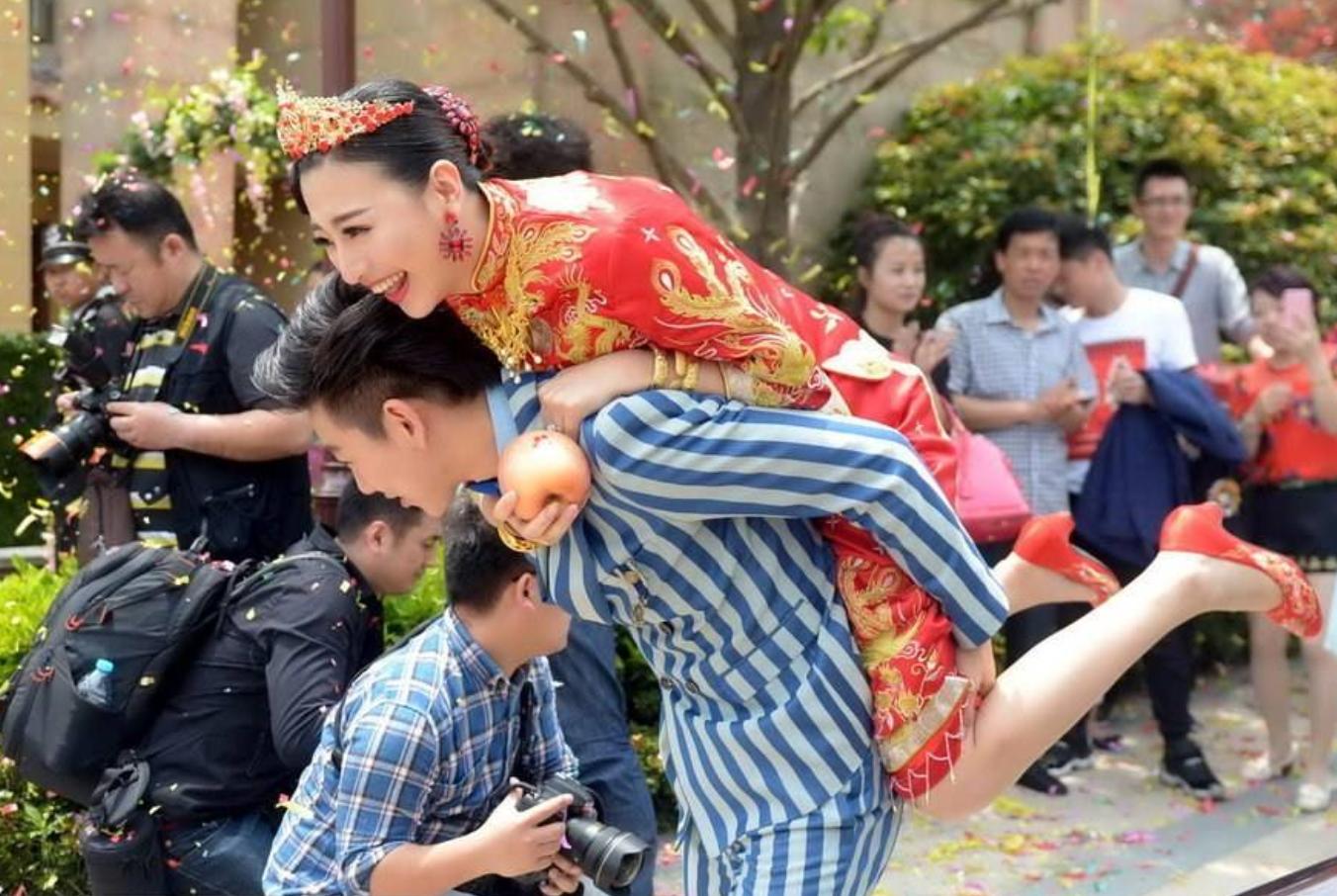 结婚当天新娘出门习俗,结婚新娘出门前的风俗礼仪