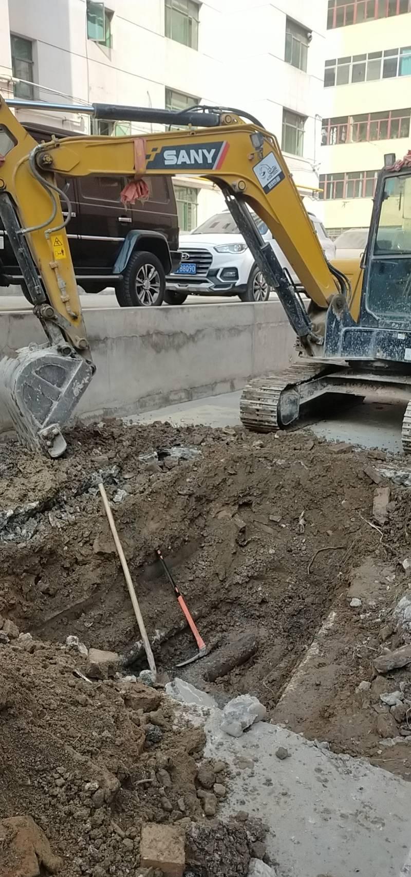 三一sy60c的发动机盖怎么打开,三一sy60c为什么没有电瓶开关