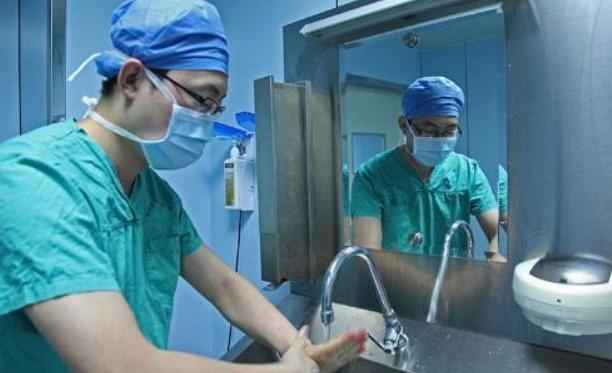 生娃结束,男医生突然把手伸进产道,得知原因后产妇感激不尽