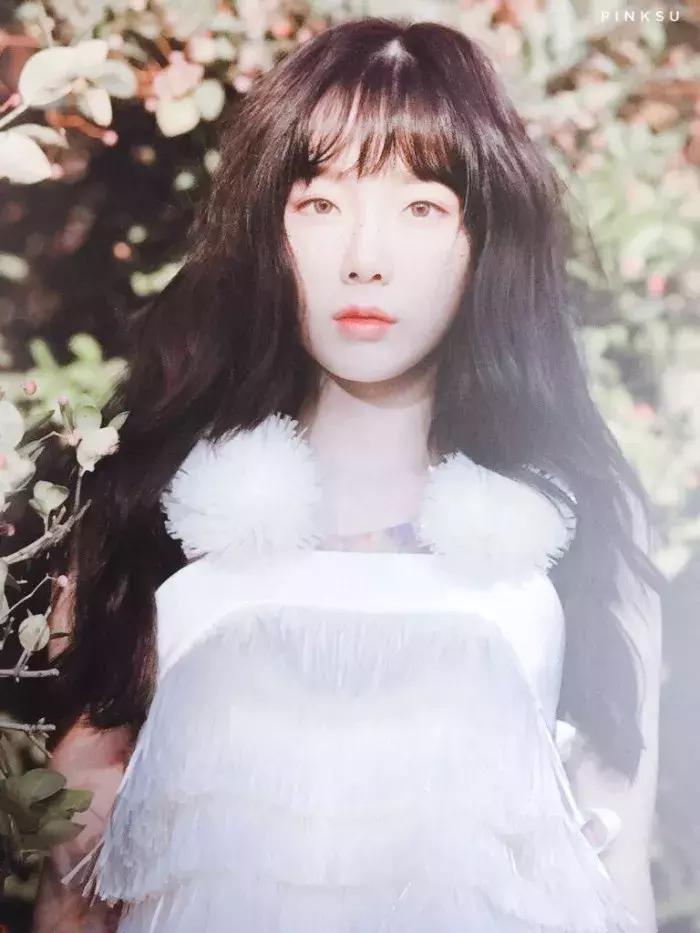 泰妍奚梦瑶,奚梦瑶穿miumiu黑钻吊带裙