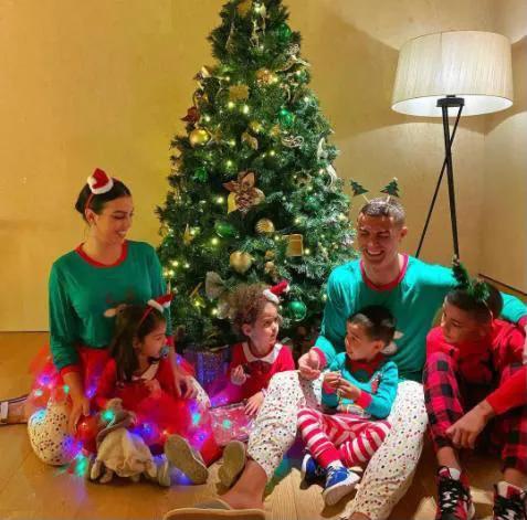 足球绝代双骄c罗与梅西,天下足球绝代双骄c罗与梅西