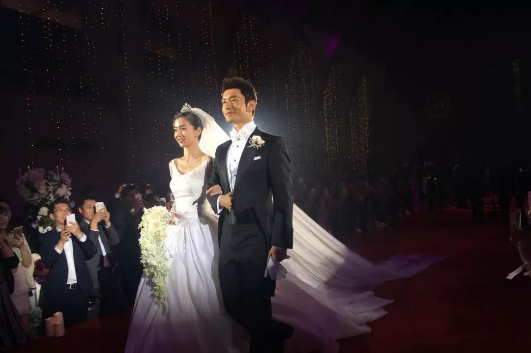 prada跟nike联名海报,pradanike合作款