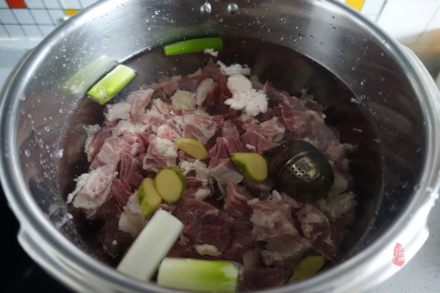 香气四溢的牛肉面，让家人吃得好舒服，自己擀的面条也是关键