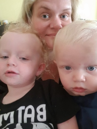 澳洲2岁熊孩子趁妈妈不注意,拿着屁屁霜就往1.6万的电视机上抹