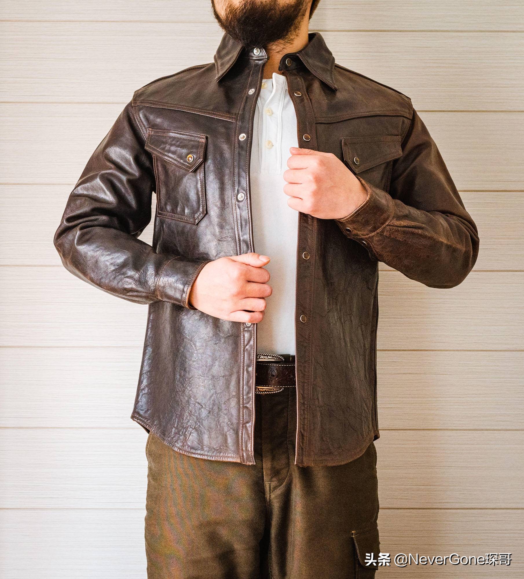 一件灰衬衫,一件美特斯邦威衬衫