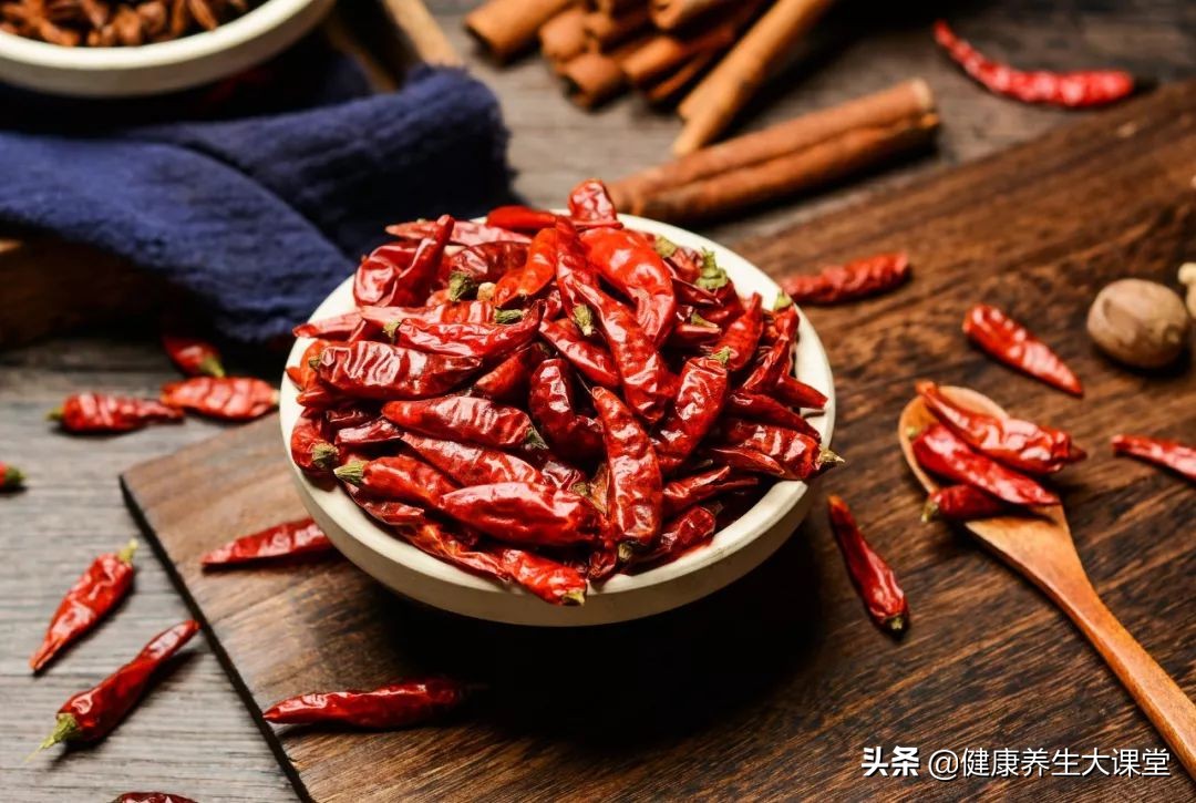 女生经期不能洗凉水澡,经期能不能洗澡和洗头呢