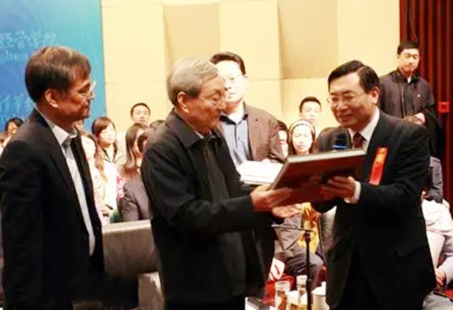 2001年，*镕基朱**告别清华演讲：做事不要落身后骂名