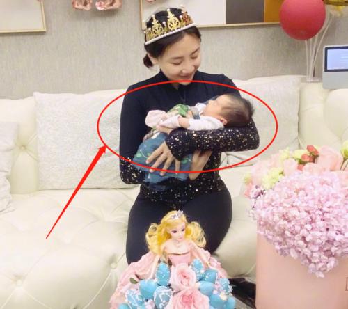 何雯娜重回幼儿园照片,何雯娜晒泳装孕照自曝胖了20斤