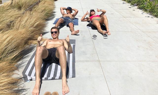 外国收养的中国小孩，差点把养母气哭：全家一起涂防晒就她最黑