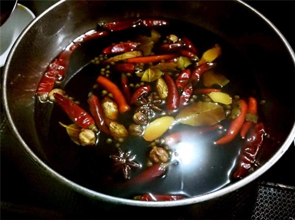 卤水老汤发酸怎么搞,卤肉用翅片桶怎么保证卤水不坏