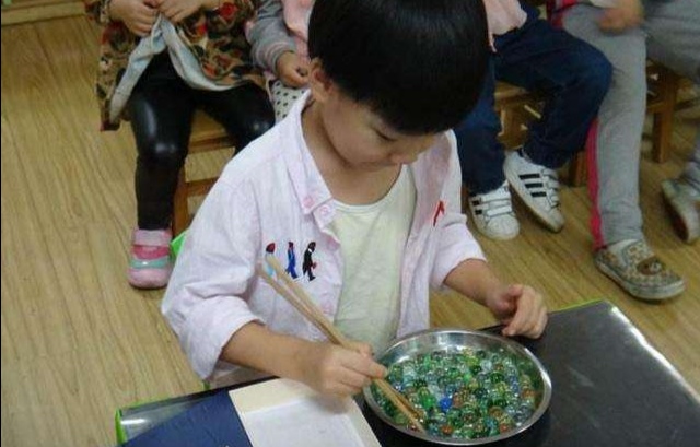 小儿误吞弹珠怎么办,三岁小孩误吞玻璃弹珠怎么办