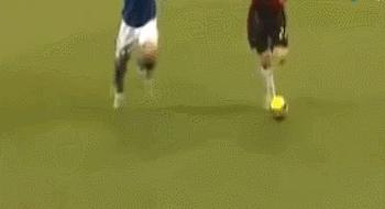 球场上一骑绝尘的卡卡：重剑无锋大巧不工