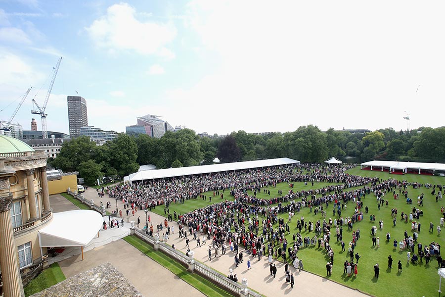 当王室成员打开大门在家里拍照时,我们才终可以一睹他们的豪宅