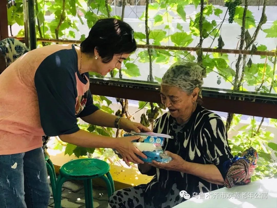 *疆新**欢喜老年公寓创始人热孜亚：她用爱为老人心中照进一束光