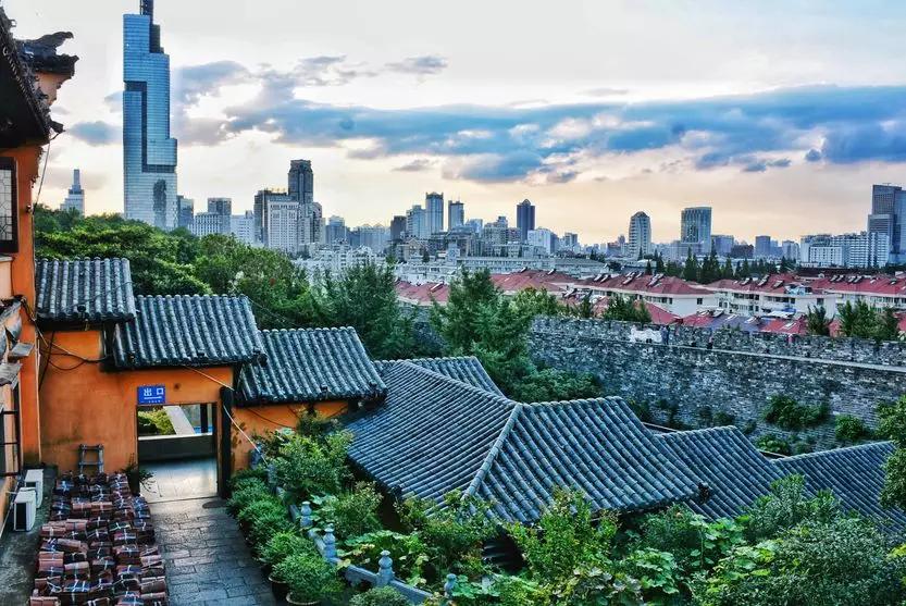 中国传统建筑与现代建筑美学对比,传统建筑与现代建筑共存