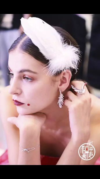 周大福新出的蝴蝶项链,周大福羽毛项链视频