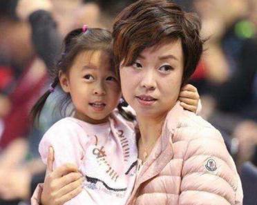 范志毅小18岁娇妻罕见意外曝光,范志毅与小17岁妻子出游