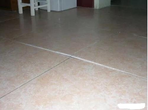 地板瓷砖裂开拱起是什么原因,厨房墙面瓷砖拱起要怎么处理