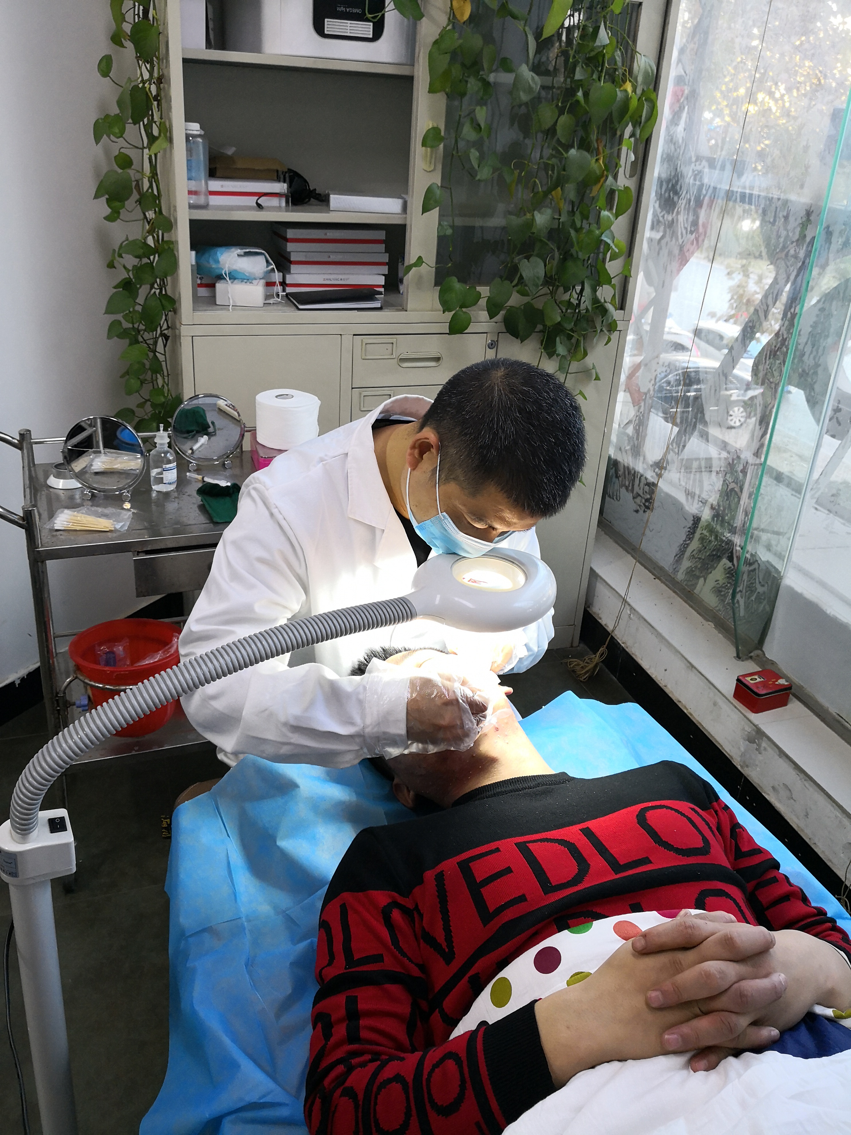 美容院治痘痘叫什么名字比较好,美容院祛痘的药膏有哪些