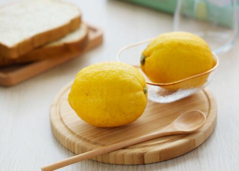 柠檬蜂蜜水蜂蜜要盖过柠檬吗,制作柠檬蜂蜜用什么柠檬好