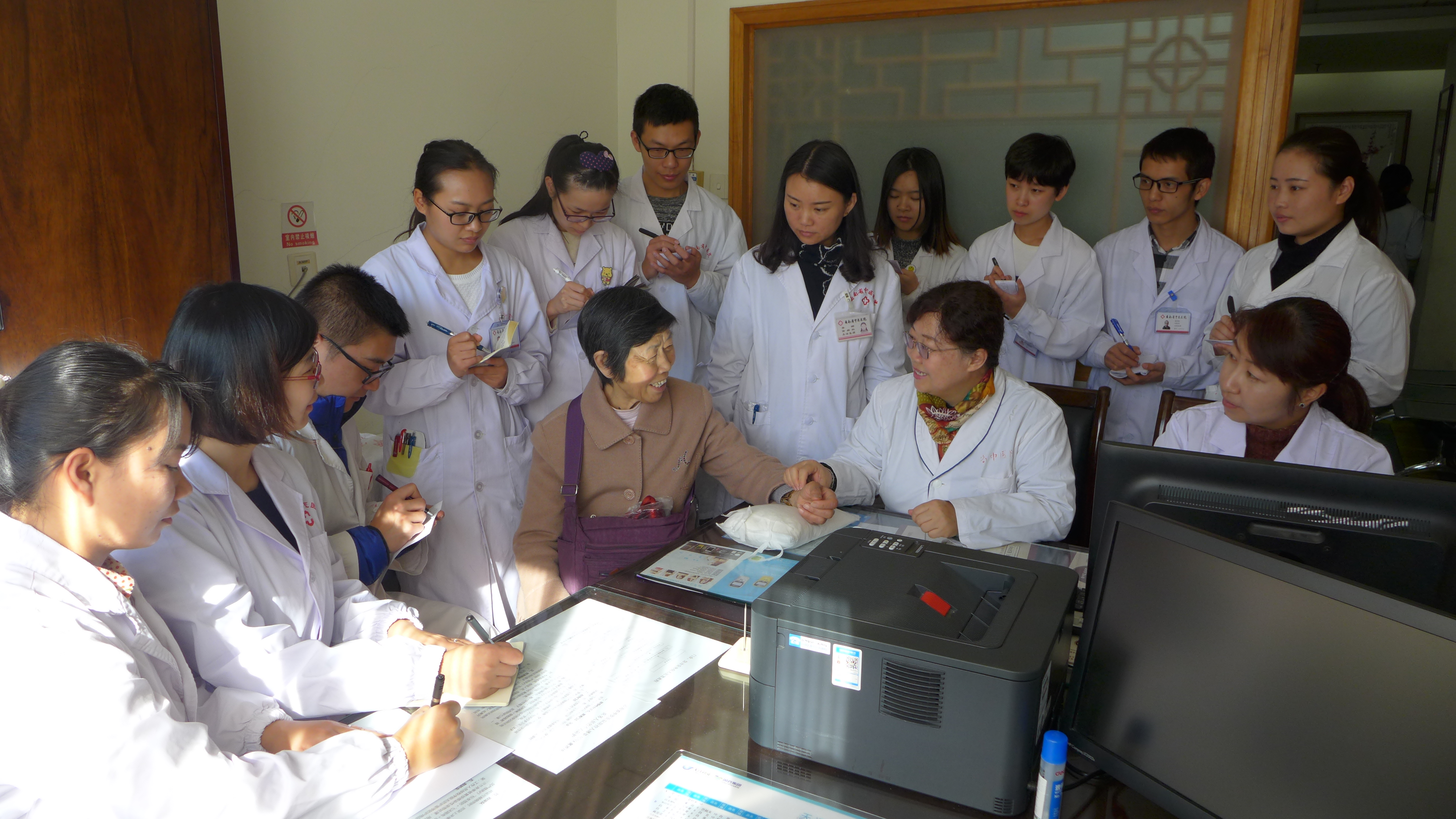 这位云南省名中医的病人被治愈后拜她为师开始学习中医