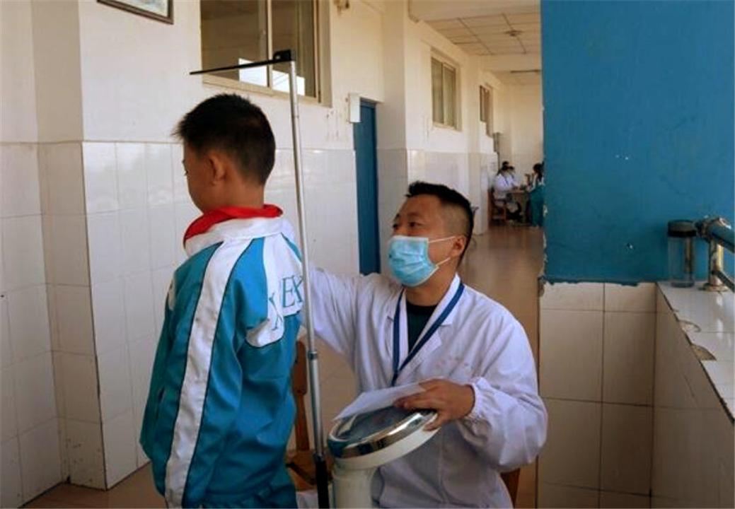 早上几点叫孩子起床会影响身高,每天半夜叫醒小孩