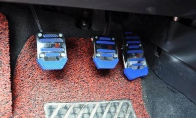 刹车和离合同时踩熄火是怎么回事,刹车离合要不要同时踩到底