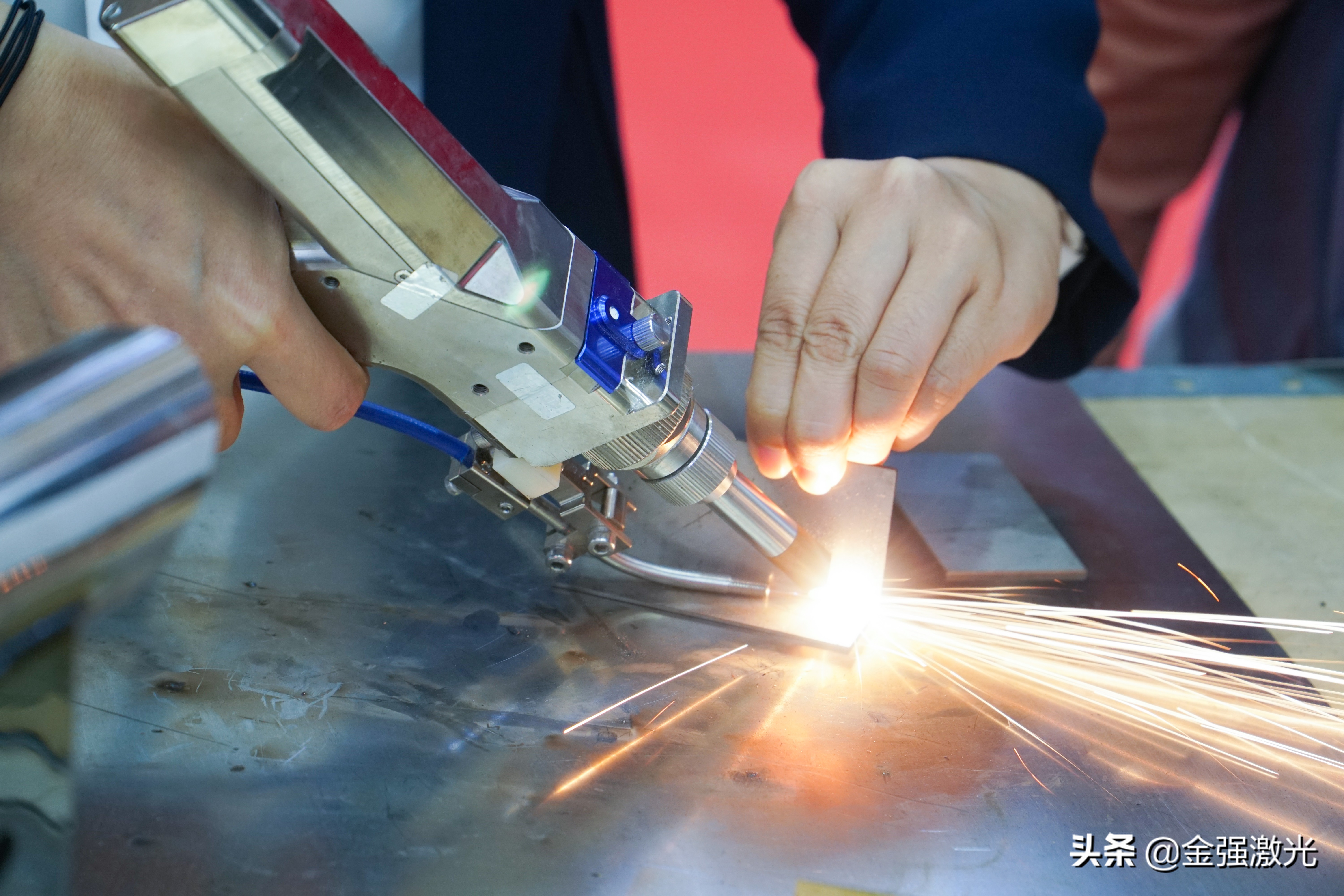 无需经验助你秒变大厨,无需自己编程的焊接机器人