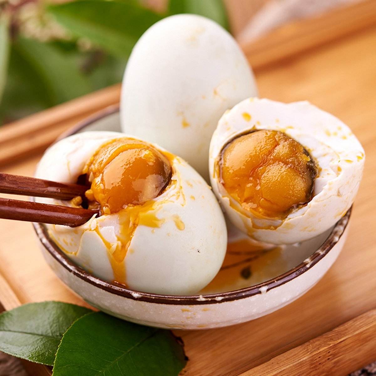 咸鸭蛋发臭需要重新换水吗,咸鸭蛋发臭的特别好吃