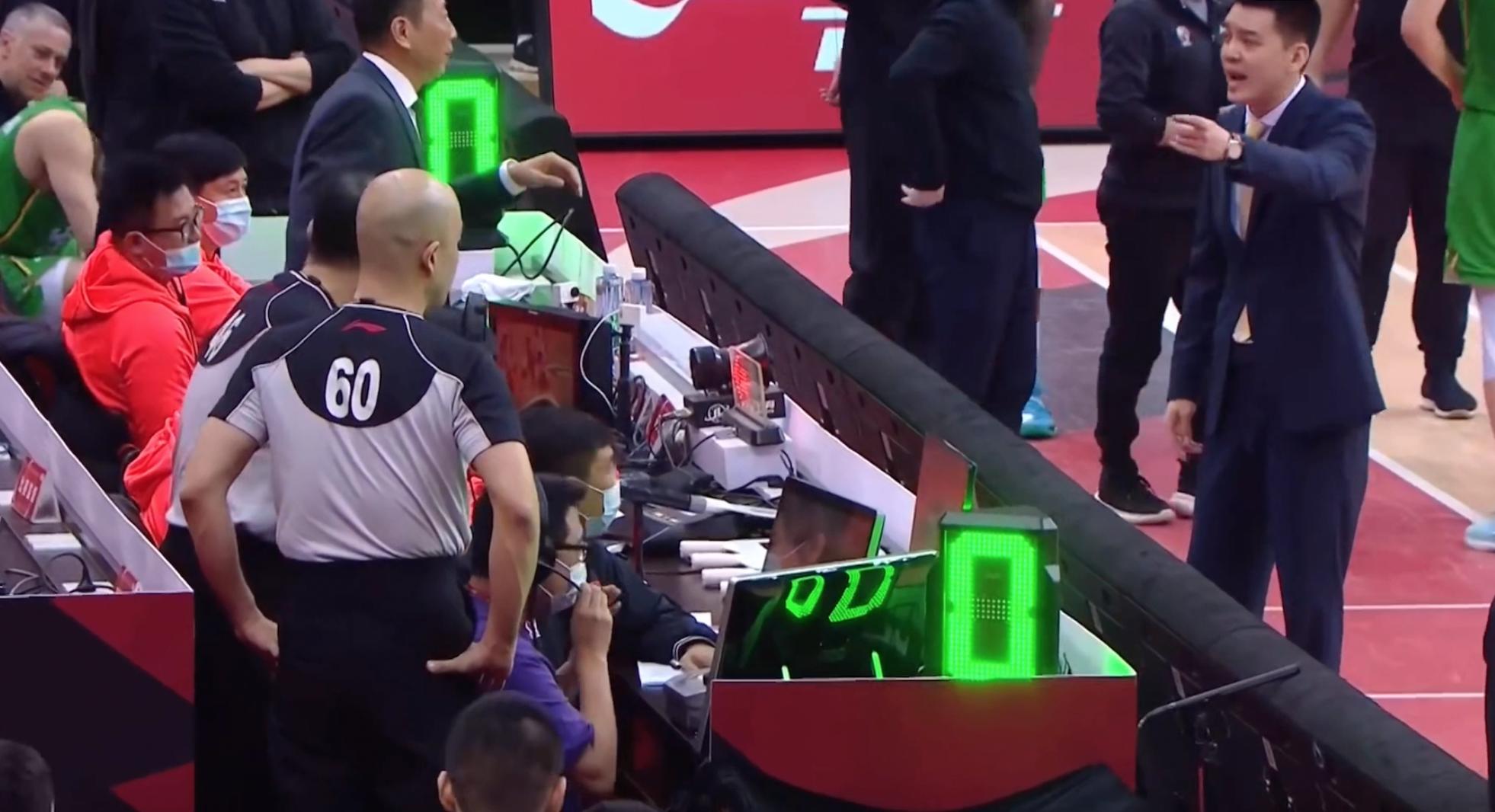 郭艾伦说杨鸣已经上一回热搜,杨鸣捂郭艾伦嘴原声