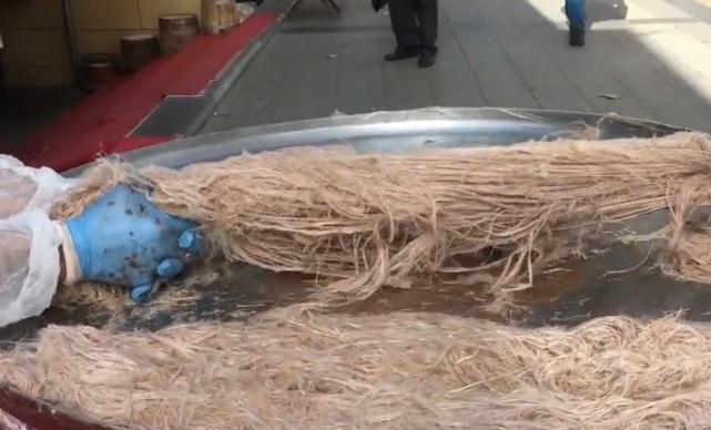 中国人在国外做龙须糖,法国人做龙须糖