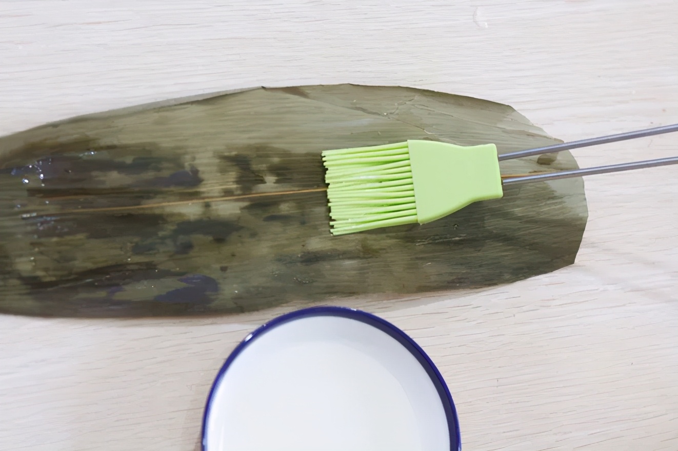 粽子怎么能包的特别紧不漏米,煮粽子时为何会出现粽子夹生现象