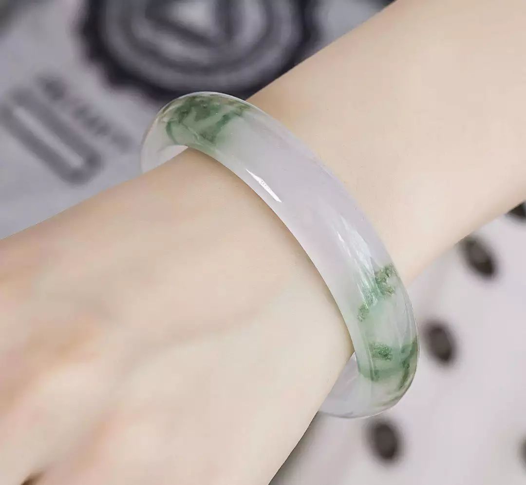 玉镯突然碎了是预兆什么,玉镯碎预示着什么