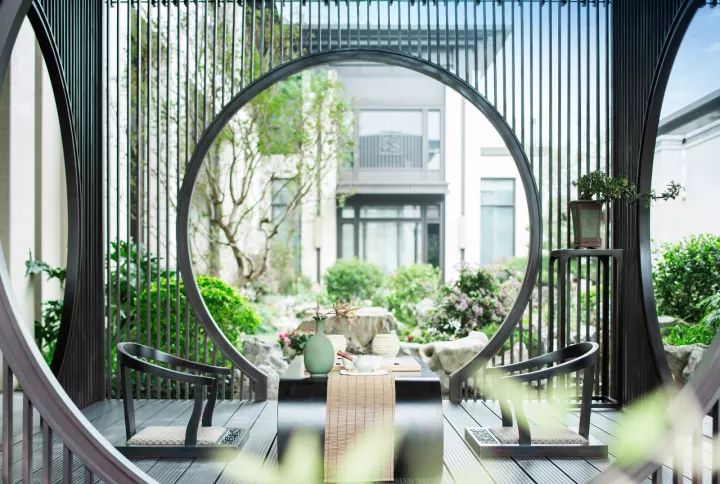 花园怎么布局才会有层次感,露台花园如何分休闲区和种花区