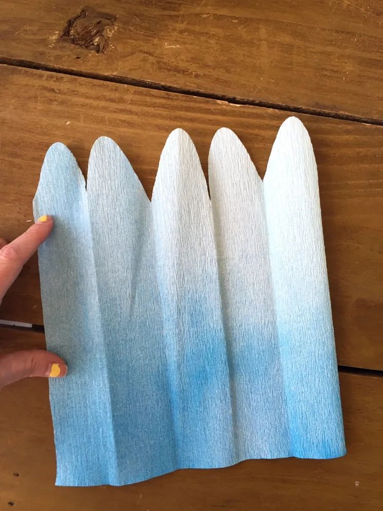 用手工纸做出来的花型装饰,软皱纹纸手工花