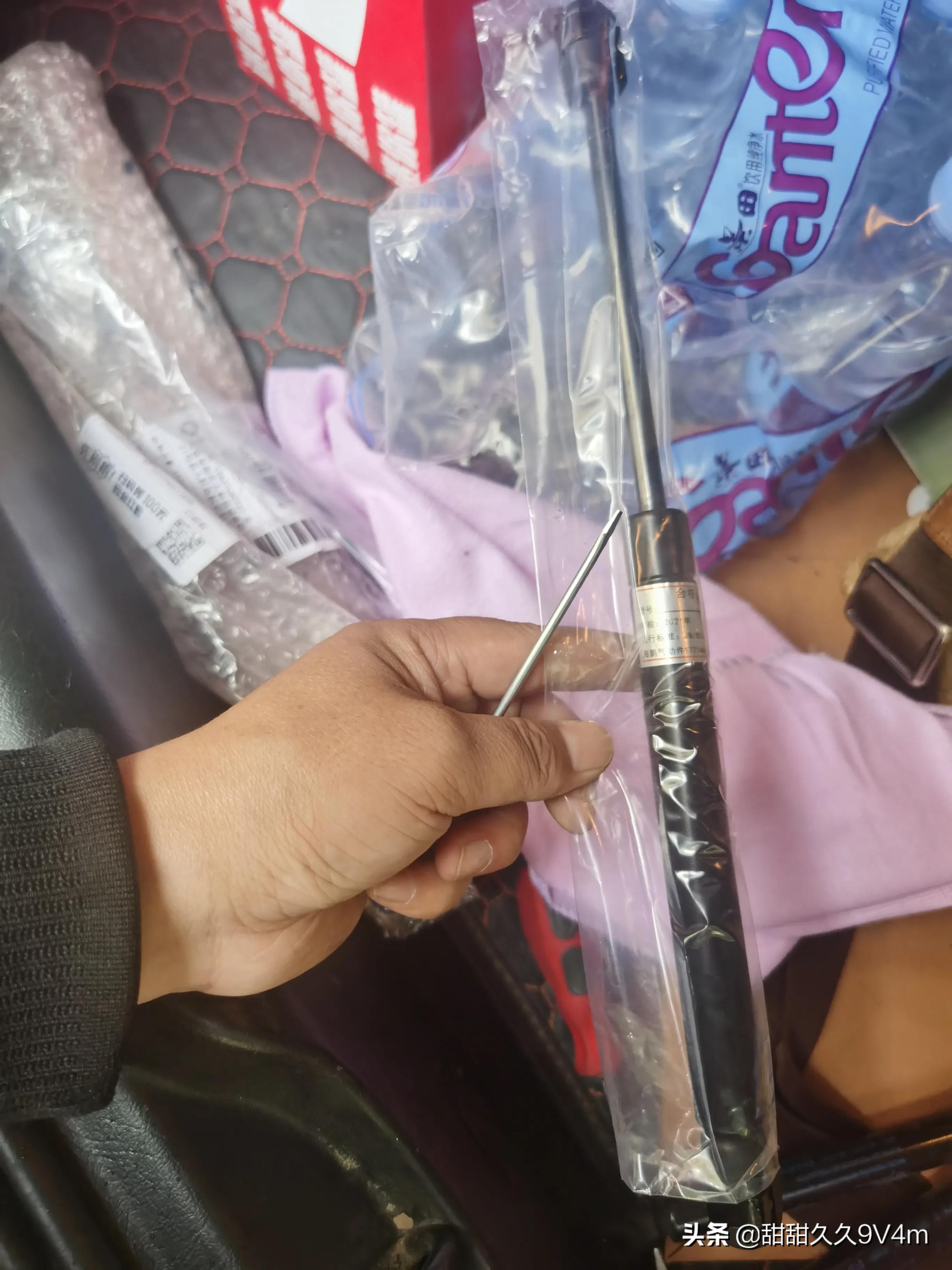 雪铁龙世嘉更换后备箱液压杆教程,雪铁龙世嘉2013三厢后备箱液压杆