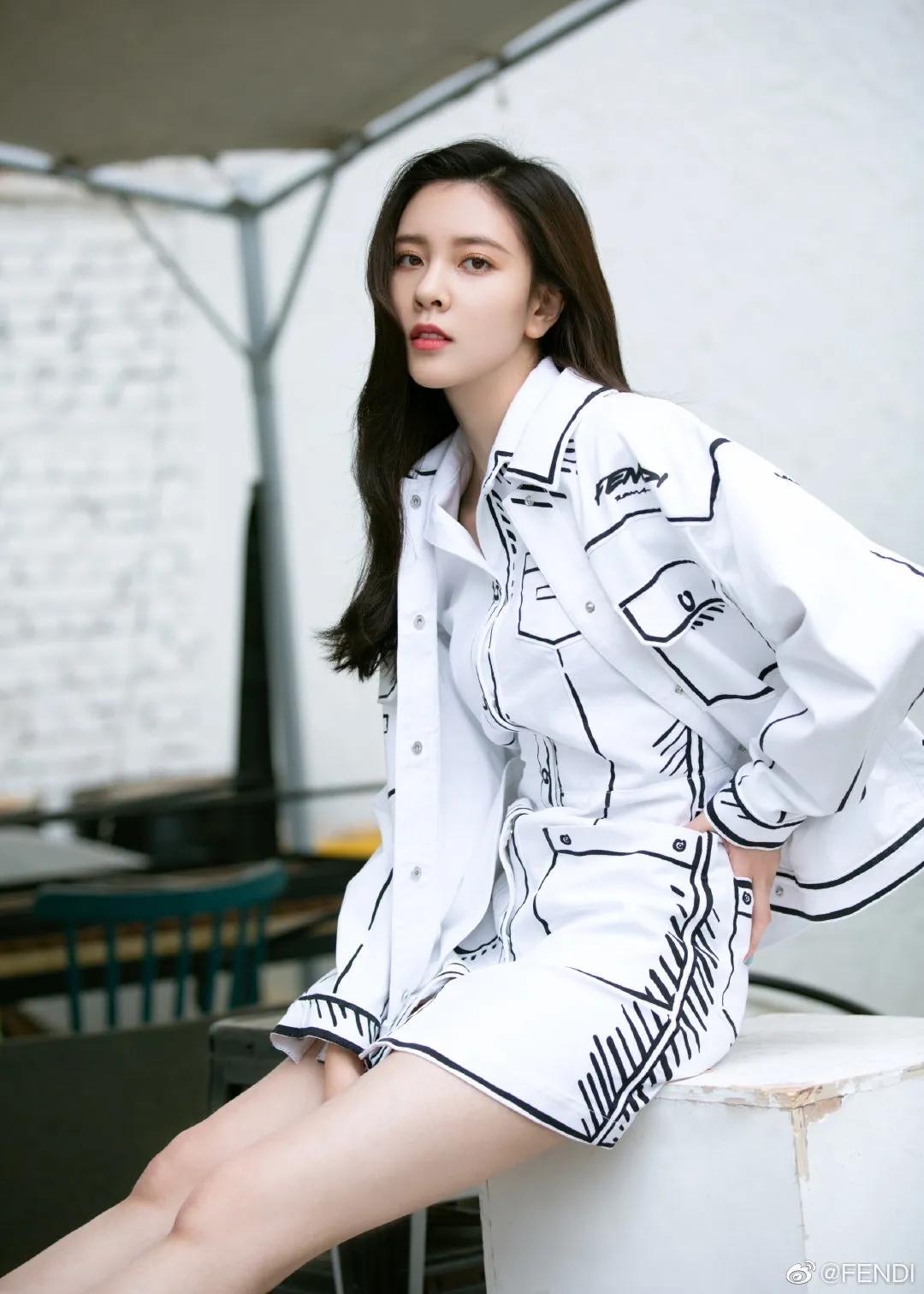 要什么漫画腿，明星们人手一件的漫画衣你怎么还没有？