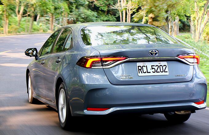 油电混动丰田卡罗拉顶配版,最省油的轿车卡罗拉报价