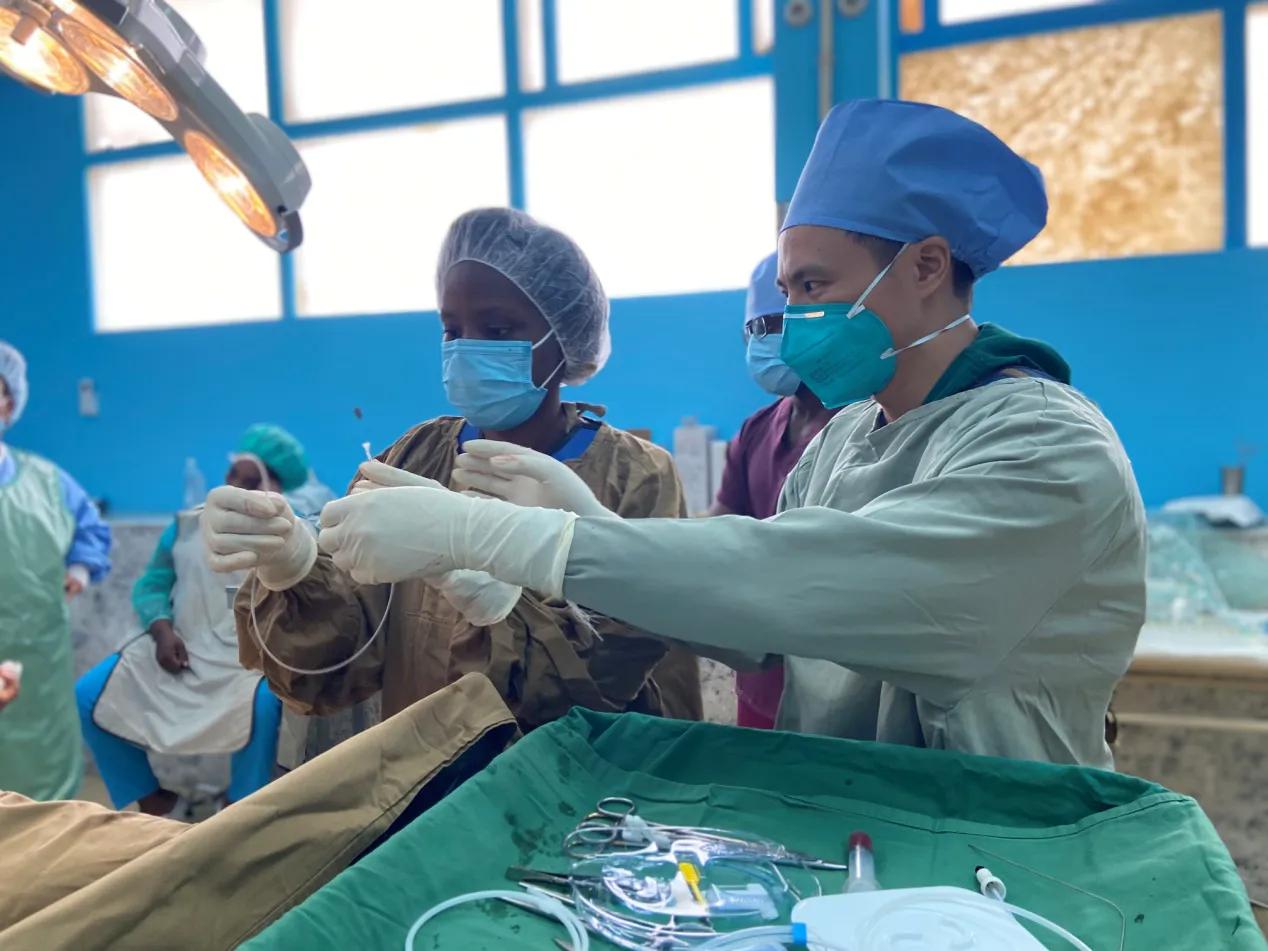 成医附院心内科援外医生完成圣普首例超声引导下永久心脏起搏器植入术