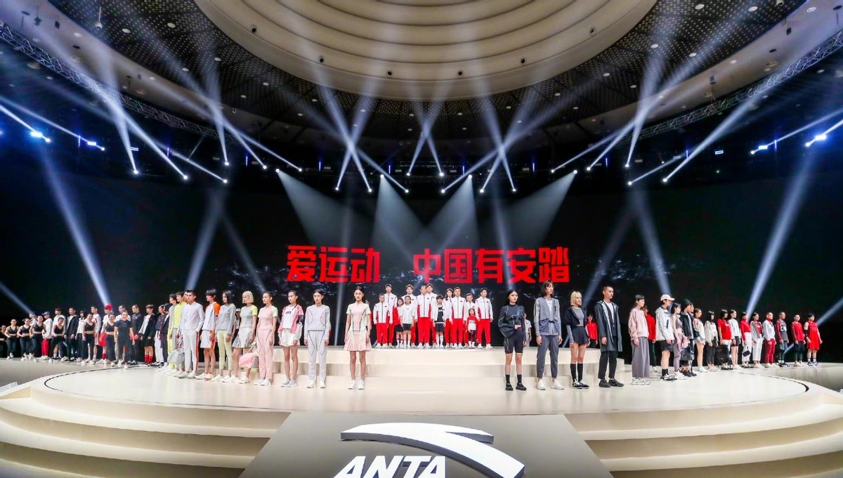 关晓彤礼服现身,高端黑色礼服关晓彤