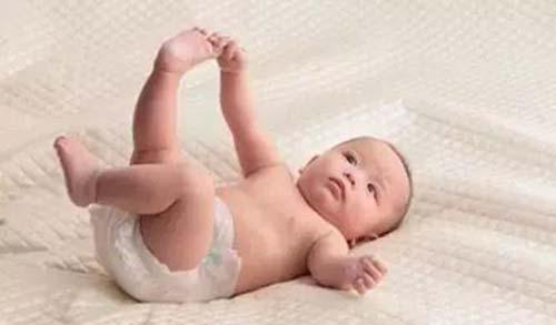 宝宝该换纸尿裤的时候宝宝的表现,宝宝出现哪些信号说明要翻身了